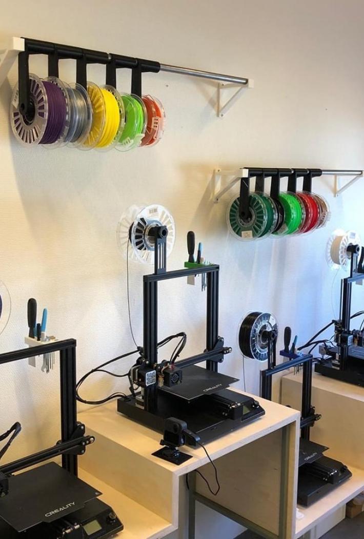Billede af 3D printere og filament.